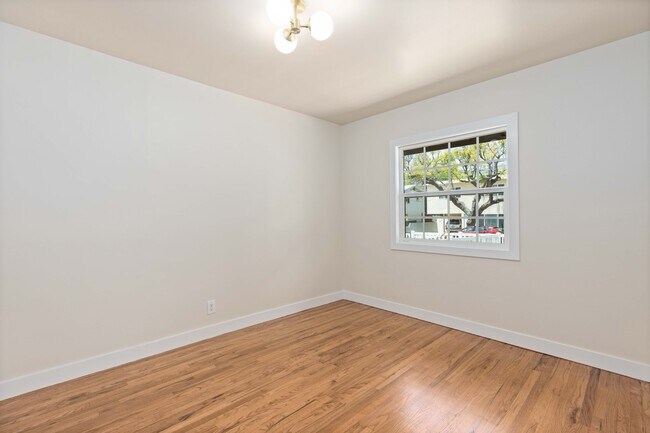 Building Photo - 1942 Chickasaw Ave