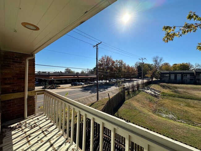 Building Photo - * Move-In Special * * Water Paid ; Washer/...