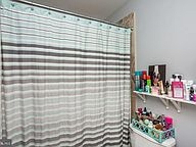 Building Photo - Gorgeously Renovated Upper Fells Point 2bd...