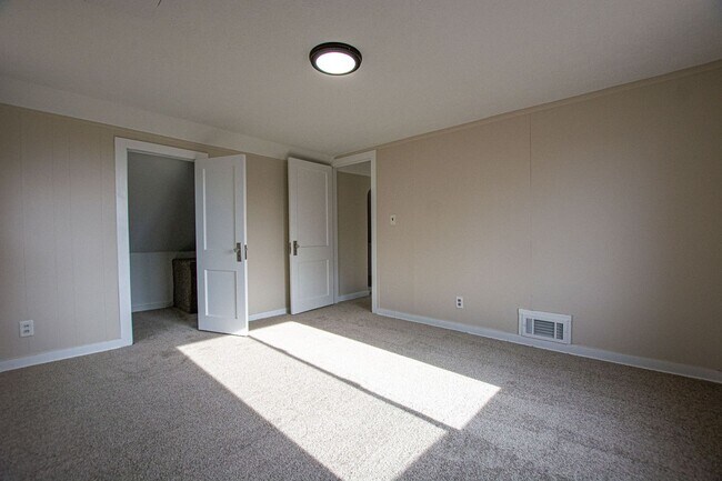 Building Photo - Super Cool and Unique 4 Bedroom / 1 Bath Home in Bellevue near Offut!