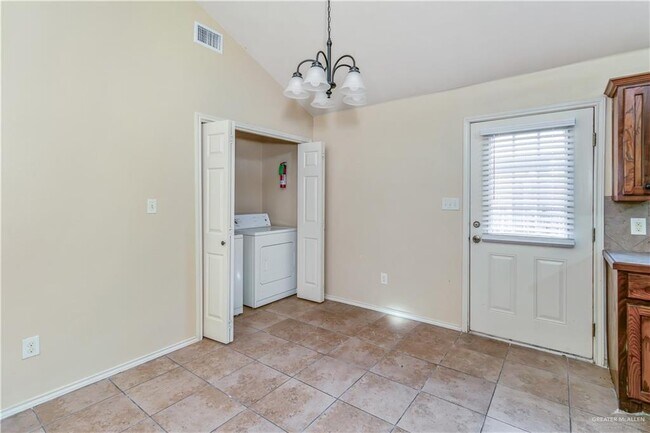 Building Photo - 6 West Dr