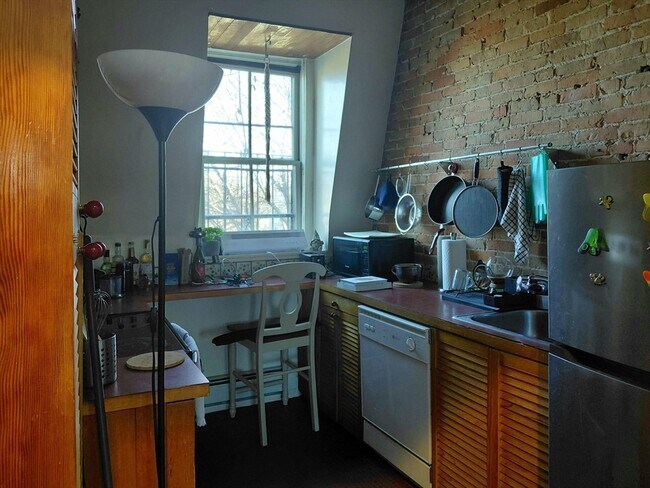 Building Photo - 102 Ellery St