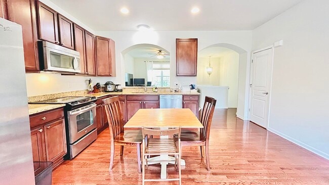 Building Photo - 28000 Hopkins Dr