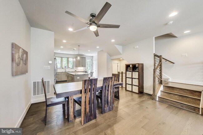 Building Photo - 5004 Oakmoore Dr