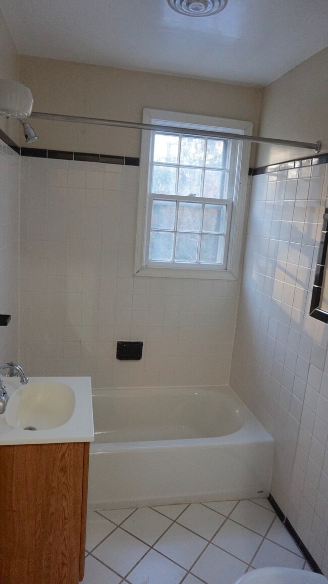 Full Bath - 1048 N Danville St