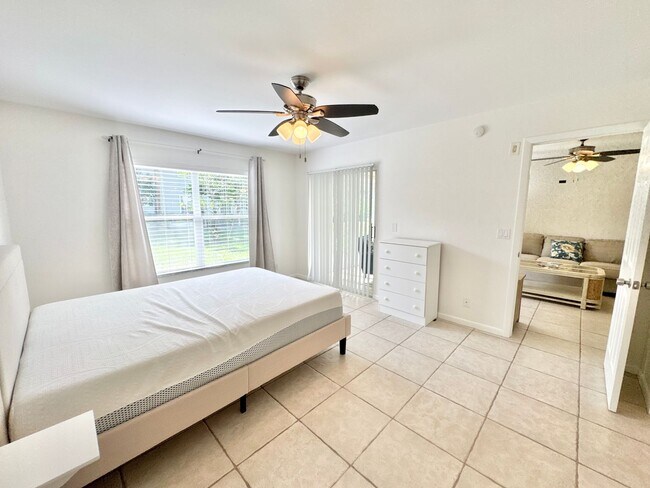 Building Photo - ** KINGS LAKE ** 2 BED / 2 BATH - CONDO - ...