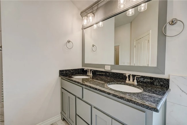 Building Photo - Charming 3-Bedroom Home with 3-Car Garage in Moore!