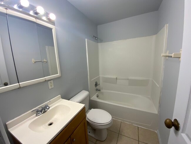 Building Photo - 807 Knollcrest Dr