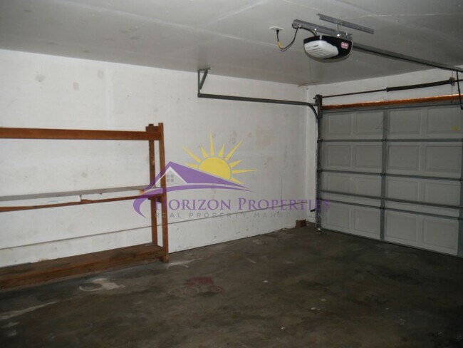 Building Photo - 5566-5568 Hillsdale Blvd