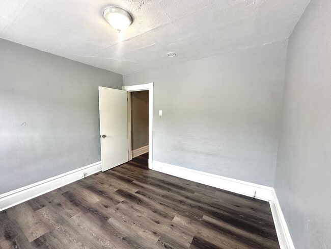 Building Photo - Completely Updated 3 Bed, 1 Bath Unit in Pitcairn - Available Immediately!