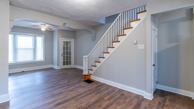 Building Photo - Newly remodeled 3 bedroom Grays Ferry Area