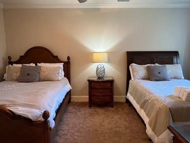 Building Photo - Walk to the Beach from this Furnished and Renovated Condo!