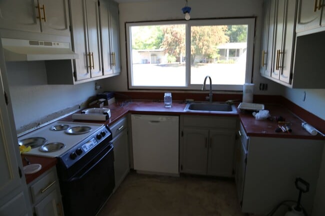 Building Photo - 3 bed/1.5 bath duplex Remodel Done 9/20/2025