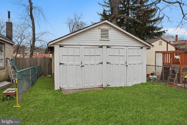 Building Photo - 34 E Hendrickson Ave