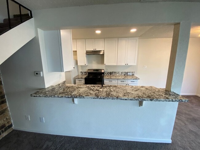 Building Photo - Remodeled 2 bedroom 1 bath townhouse