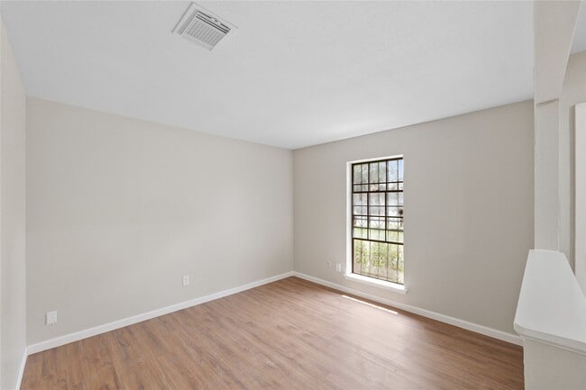 Building Photo - 7111 Pinehook Ln