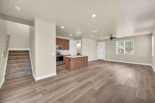 Building Photo - 850 E 600 S
