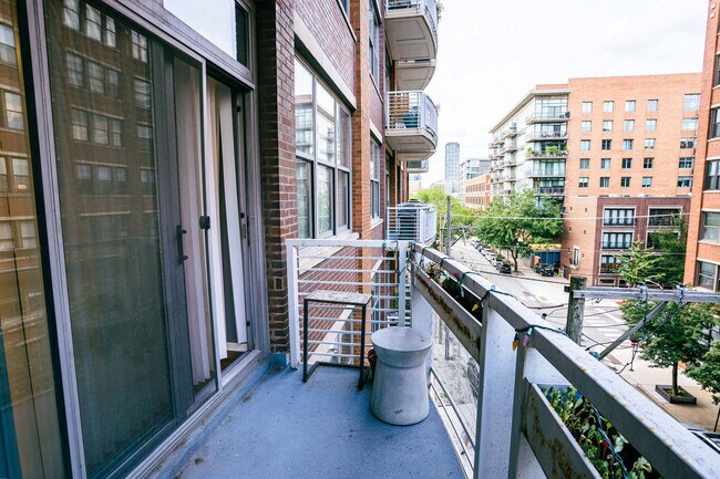 Building Photo - 933 W Van Buren St