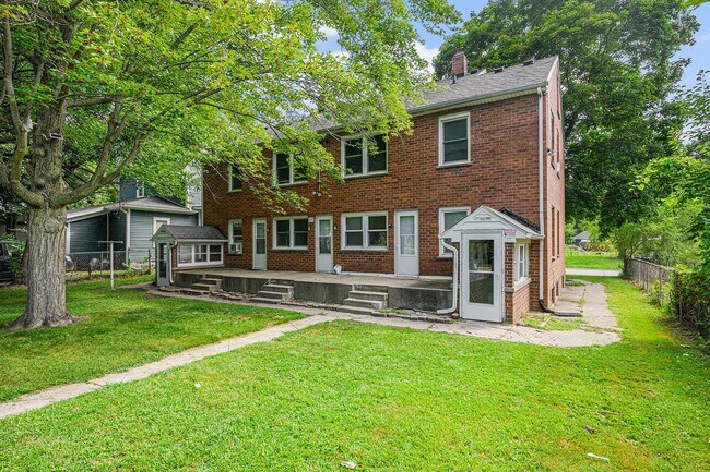 Building Photo - Spacious 1/BR Lower Level Unit- $799- Off ...
