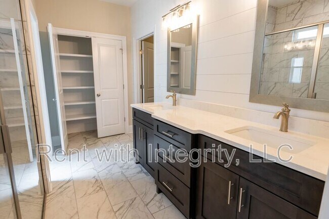 Building Photo - 165 Benoit Cir