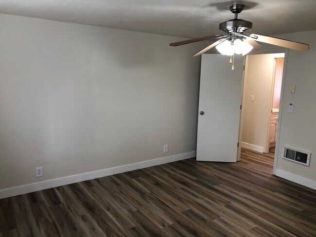 Building Photo - Updated 3 bedroom, 2 bathroom duplex in Sp...