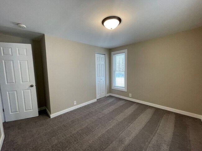 Building Photo - Nicely updated- Four Bedroom Home on the NE side of Grand Rapids!