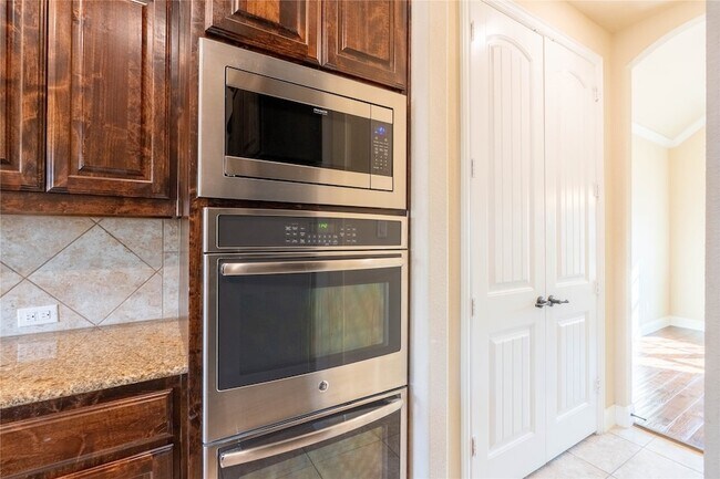 Building Photo - 9101 Waters Ln