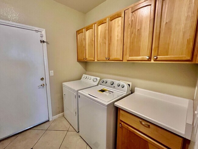 Building Photo - Single Story 3 Bedroom Home with bonus room!!