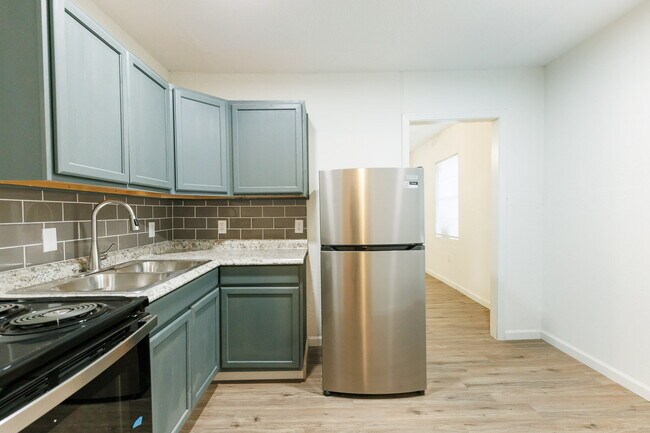 Building Photo - Recently Remodeled Duplex with Modern Touches and a Private Backyard!!