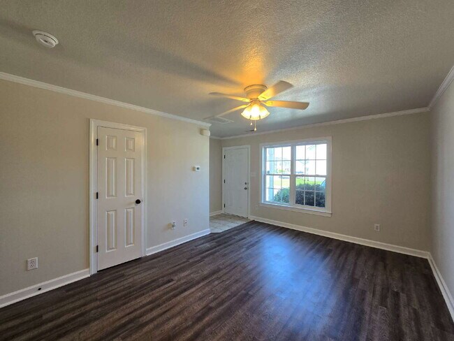 Building Photo - "Charming 2-Bed Townhouse Retreat on Streamwood Drive – Perfect Balance of Comfort and Convenience!"