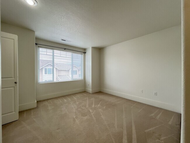Building Photo - 2 Bedroom 2.5 Bathroom with 2 Tandem Car garage ~ Convenient Cedar Mill Location Near St. Vincent...
