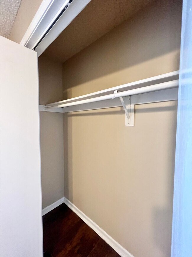 Building Photo - **MOVE IN SPECIAL!** MUST SEE! Spacious 2 Bedroom 2 Bath Unit!