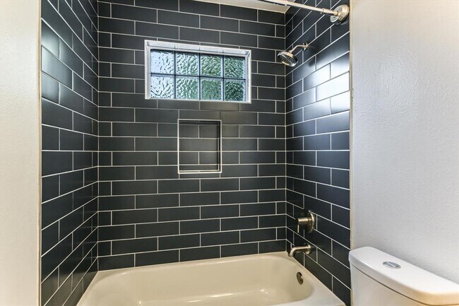 Building Photo - 302 Valley Dr