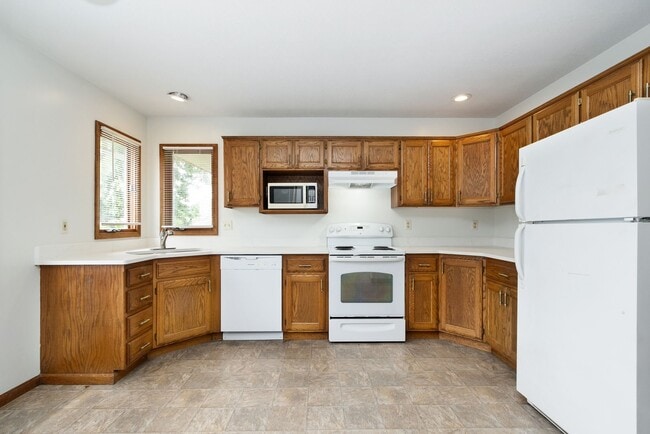 Building Photo - Large town house for rent!