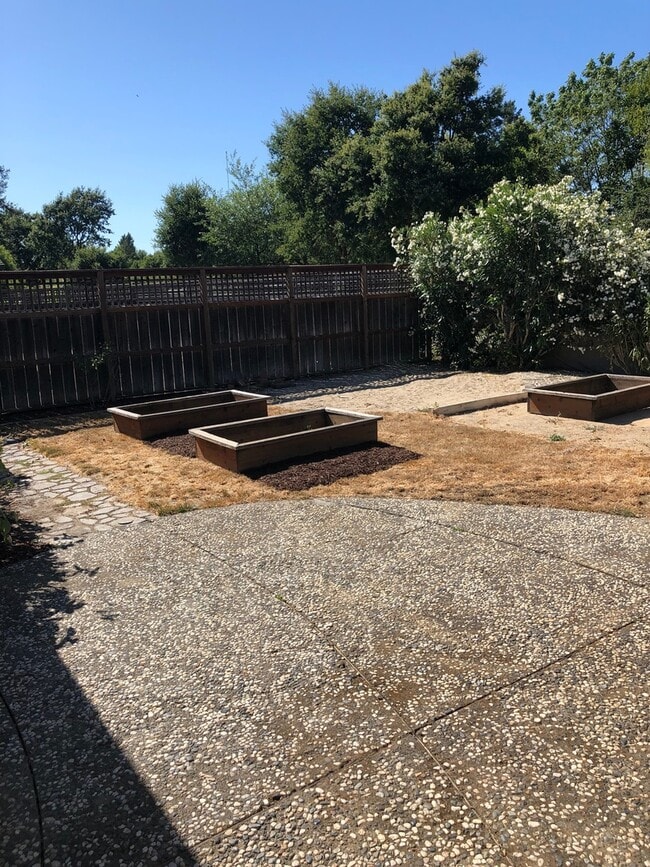 Building Photo - 3 bedroom 2 bath Available Now!