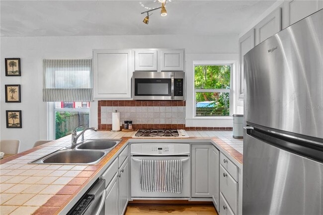 Building Photo - 918 16th St W