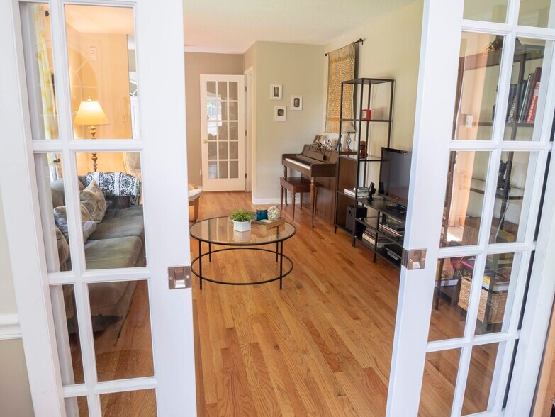 Building Photo - 703 Longview St