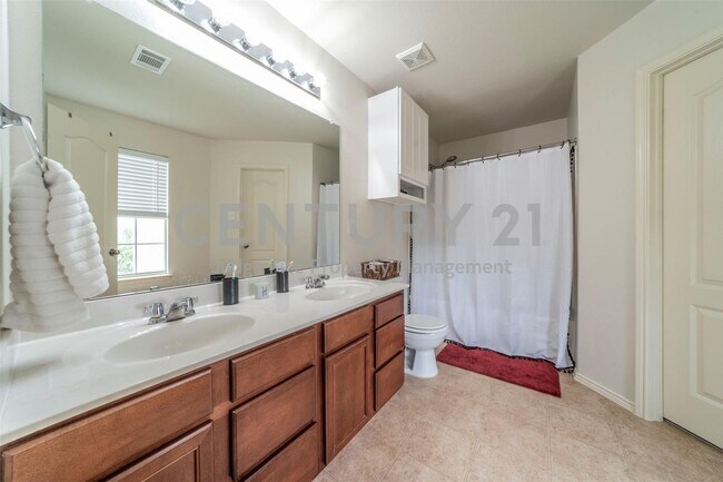 Building Photo - Meticulously Maintained 2-Story 3/2.5/2 in...