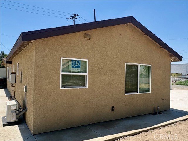 Building Photo - 134 E Cluster St