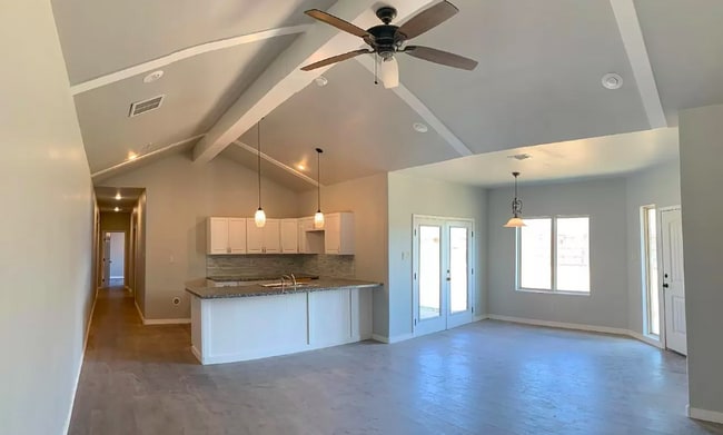 Building Photo - Beautiful Updated Duplex
