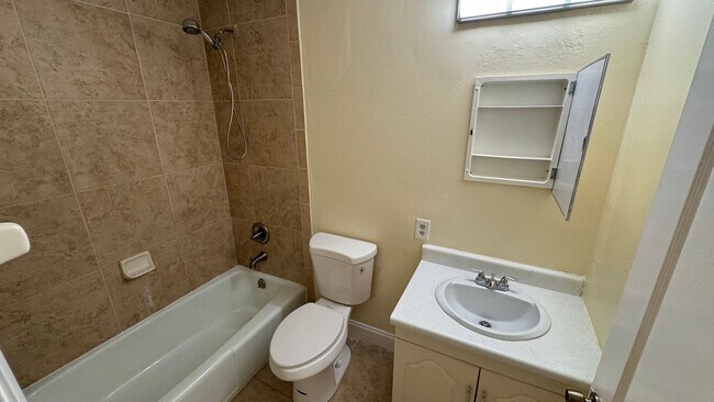 Building Photo - Unfurnished Annual Rental Now.