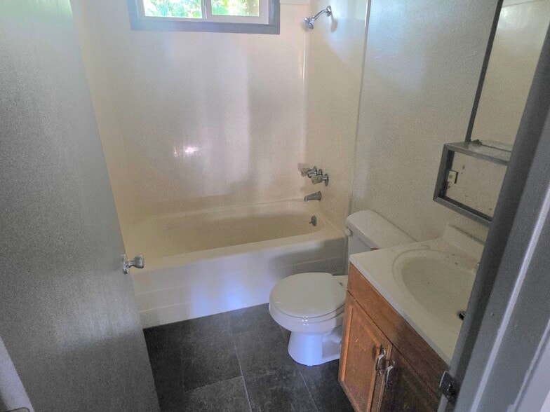 Building Photo - 121 NE Fern Pl