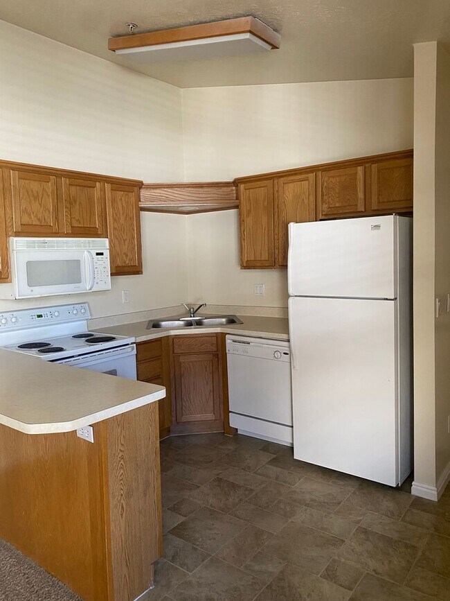 Building Photo - One Bedroom near Utah Valley Hospital, Provo Recreation Center, and BYU! | Available August 25th