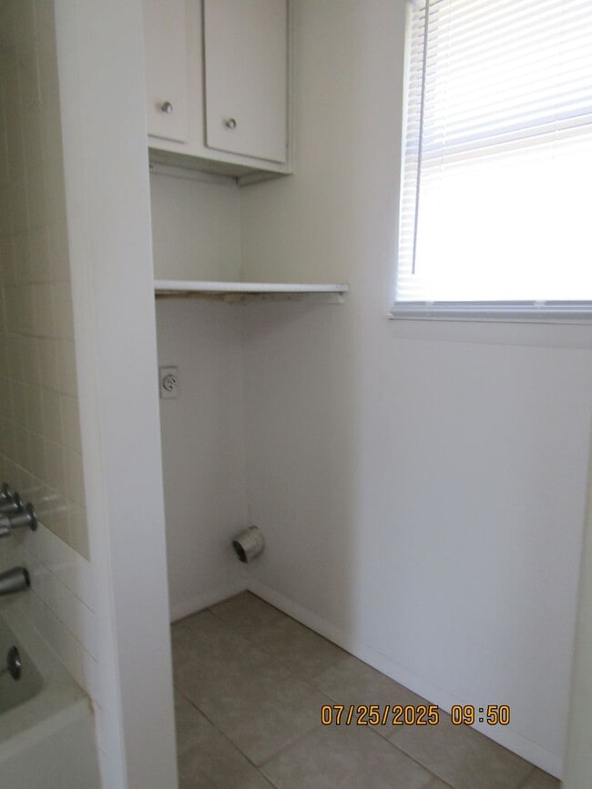 Building Photo - Very nice two-bedroom townhome, located in...