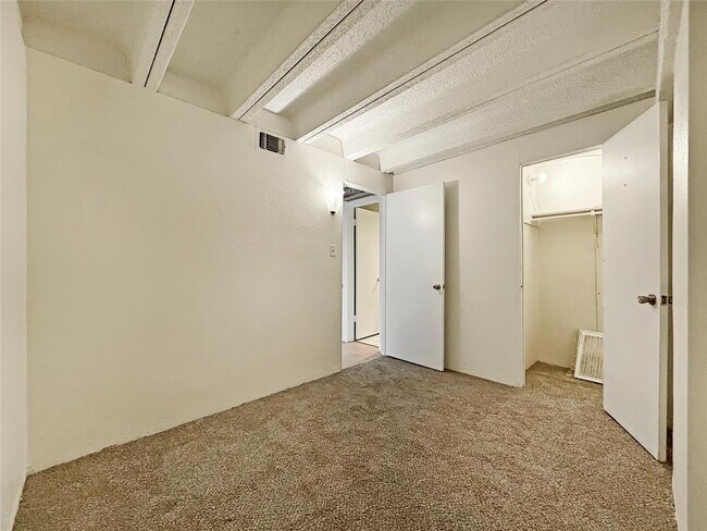 Building Photo - 5804 Circulo Dr