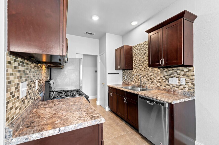 Kitchen - 1207 York Castle Dr