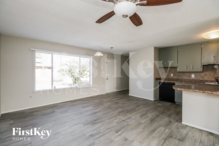 Building Photo - 2030 E Aspen Ave