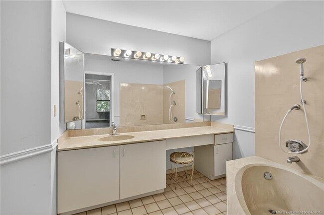 Building Photo - 6060 SE Martinique Dr