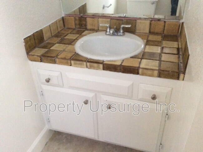 Building Photo - 209 W 10th St