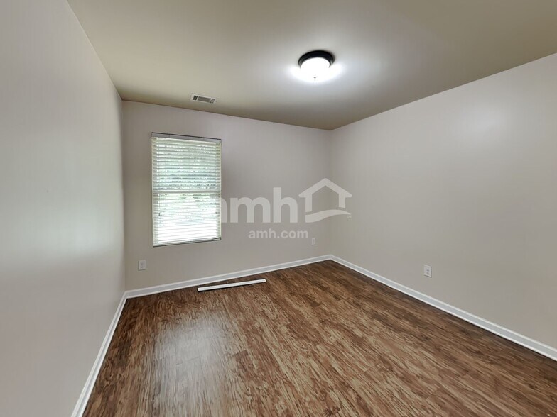 Building Photo - 3525 Mica Cir SE